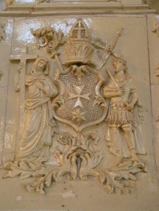 Detail kachlových kamen (znak Řádu doprovází postavy sv. Heleny a císaře Konstantina Velikého)